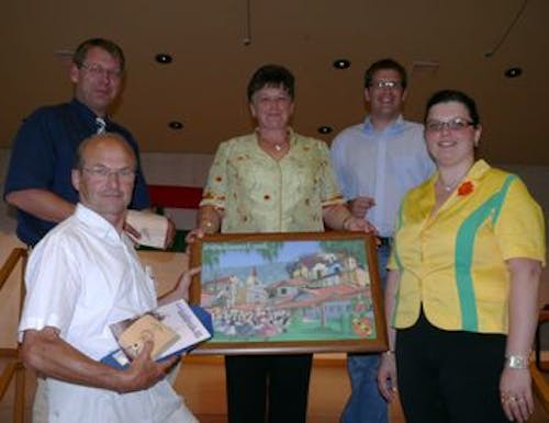 Bürgermeisterin Juhászne Árpási (Mitte) und Notar Dr. Tamás Tarjanyi (hinten rechts) überreichten Geschenke an Bürgermeister Schmidt (hinten links) und Klaus Lansche (vorne links). Veronika Juhász fungierte als Dolmetscherin (vorne rechts).