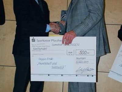 Bürgermeister Michael Schmidt überreichte ebenfalls eine Geldzuwendung von 500 € an den Bürgermeister Giorgio Benaglia aus Guastalla 