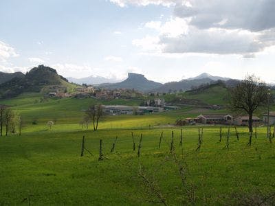 Sowohl milde Hügel als auch schroffe Felsen findet man im Apennin, der wenige Kilometer südlich von Rubiera beginnt
