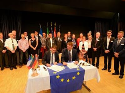 Im Beisein der Gemeinderäte aus Neulingen und Le Poiré-sur-Vie unterzeichneten die Bürgermeister Didier Mandelli und Michael Schmidt (rechts) den Partnerschaftsvertrag zwischen beiden Gemeinden.